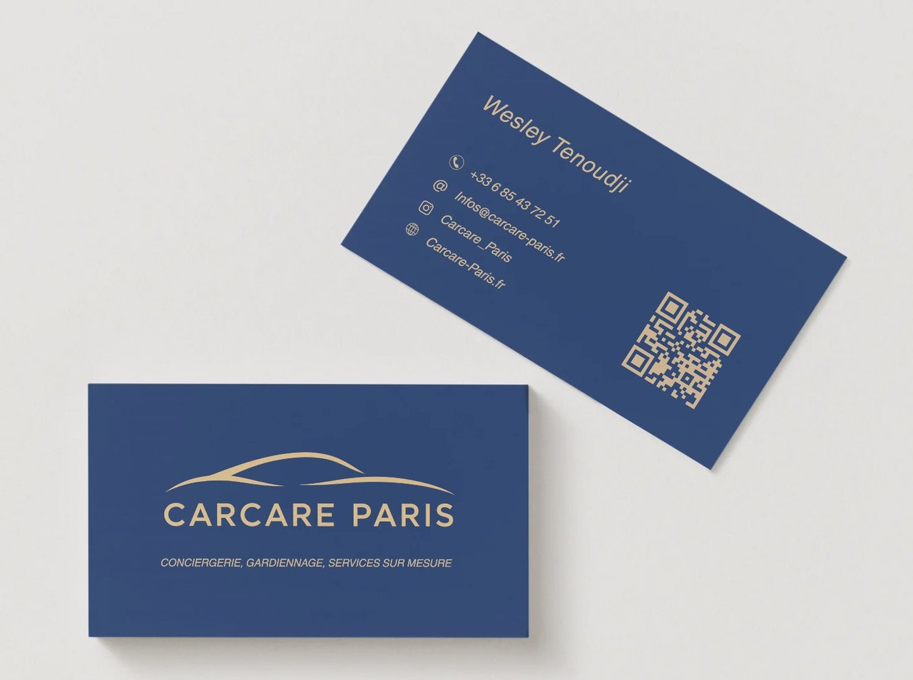 Tarjetas de presentación de CarCare Paris, anverso y reverso, con el logotipo dorado sobre azul