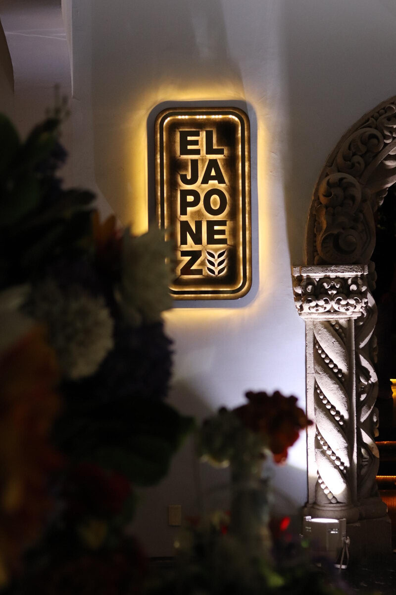 Fotografía de El Japonez: letrero luminoso del restaurante